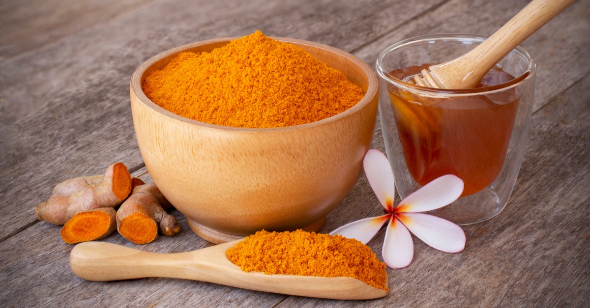 Le Mélange De Miel Et De Curcuma Forme Un Puissant Antibiotique Naturel Recettes En Famille 