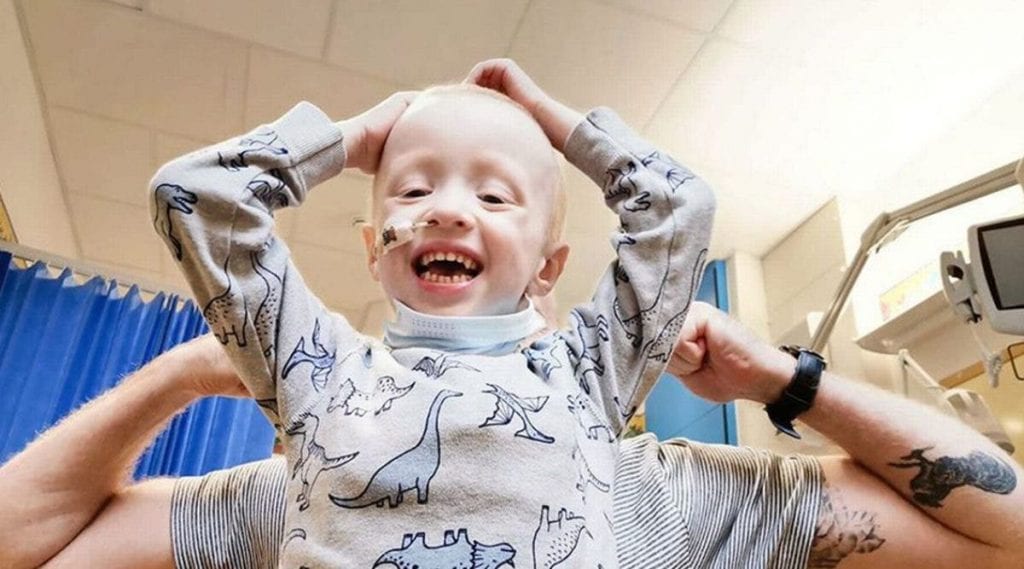 Une lutte acharnée d’un garçon de 4 ans contre le cancer et le