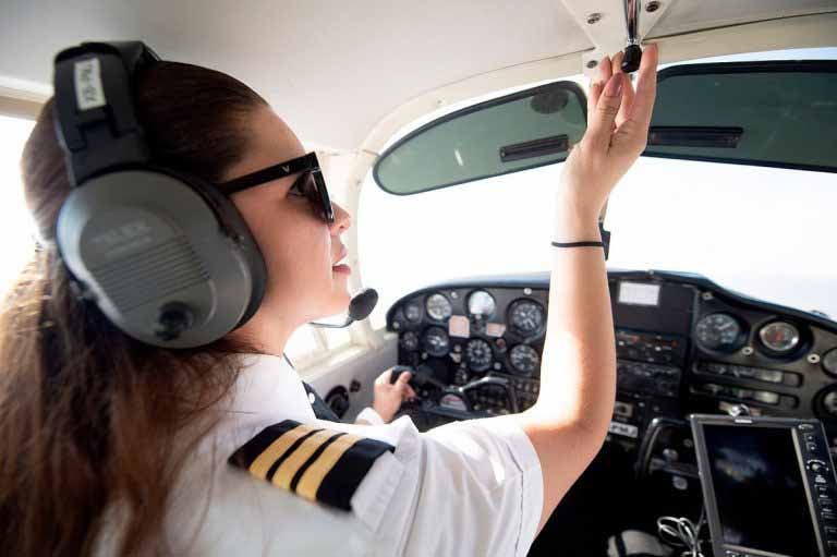 Femme aux revenus limités devenue pilote