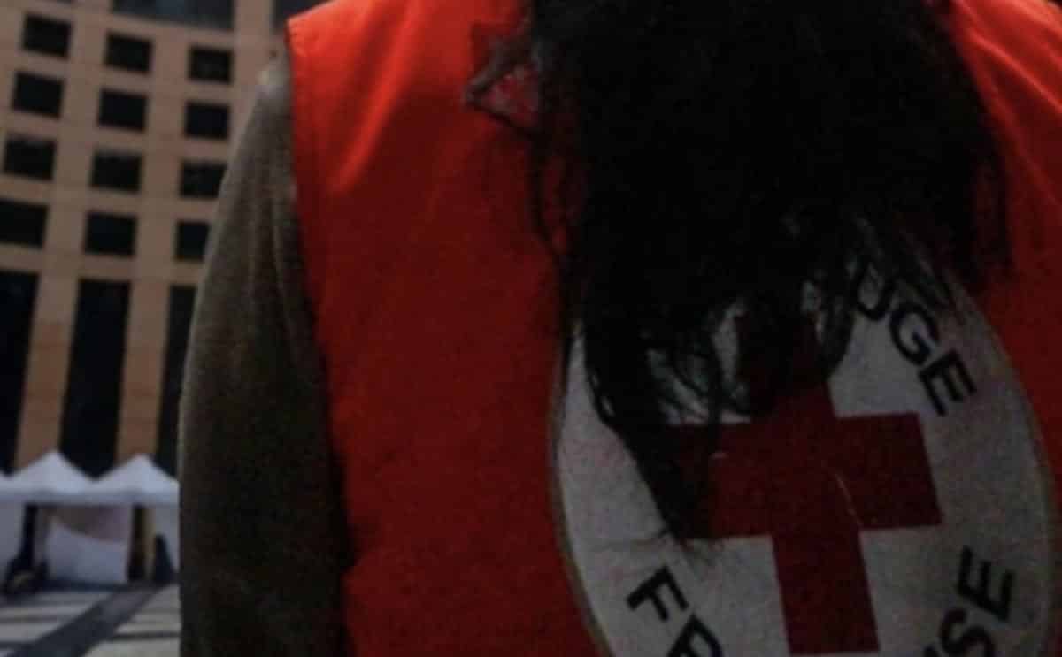 Il donne des baskets à la Croix-Rouge et les piste avec un AirTag, ce qu'il découvre est lunaire